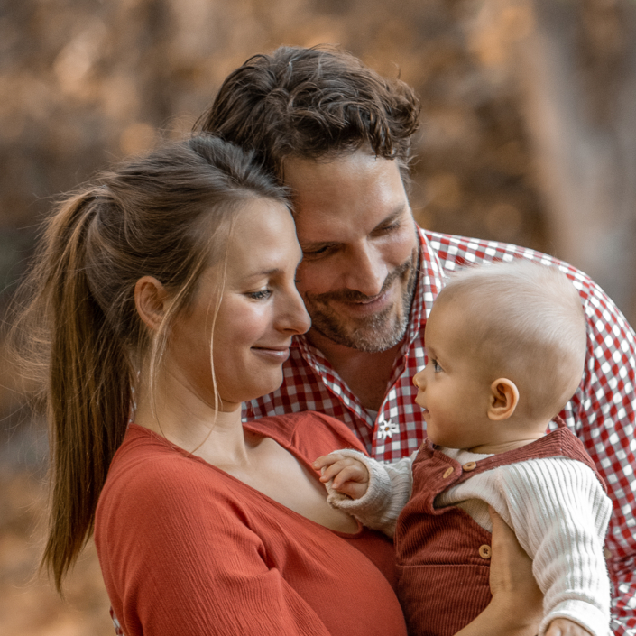 Traumkind Fotos Babyfotos Babyfotograf Familienfotos Familien Shooting 26 Okt. 2022 0161 in PS bearb 705x705 - Outdoor-Shootings